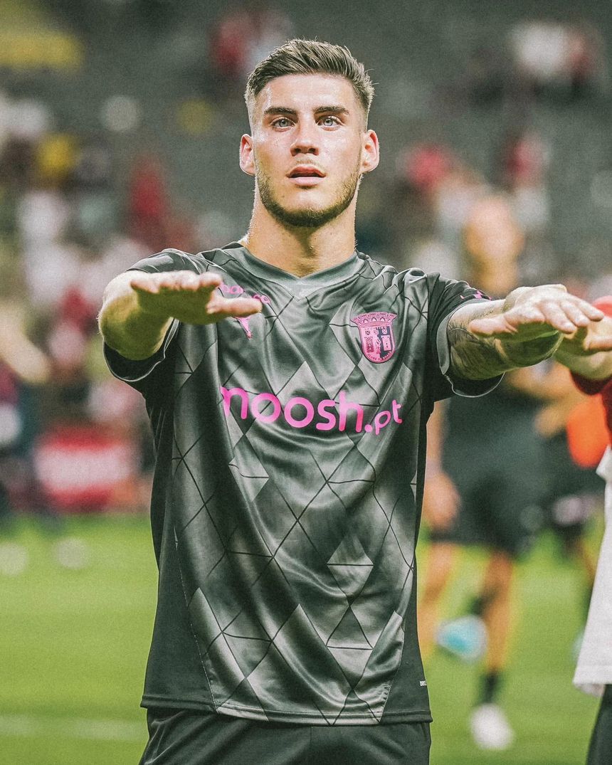 Roberto Fernández, avançado espanhol, de 22 anos, segue para o Espanhol por empréstimo do SC Braga