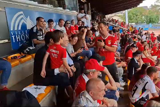 Rui Costa assiste ao jogo na bancada e as solicitações não param