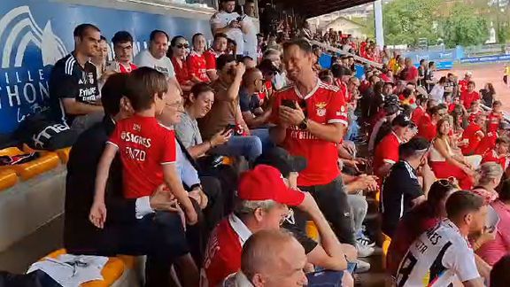 Rui Costa assiste ao jogo na bancada e as solicitações não param