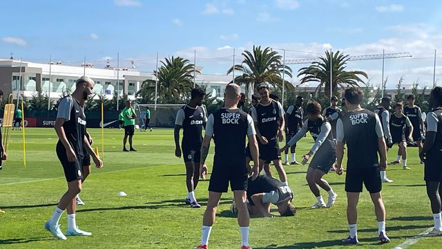 Muita 'discussão' e risos: como começou o treino do Sporting