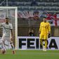 Debast, sob olhar atento de Rui Silva, foi o elo mais forte da defesa