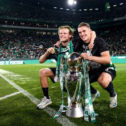 Morten Hjulmand e Viktor Guokeres posam, no Estádio José Alvalade, com o troféu de campeão nacional conquistado pelo Sporting em 2024/25