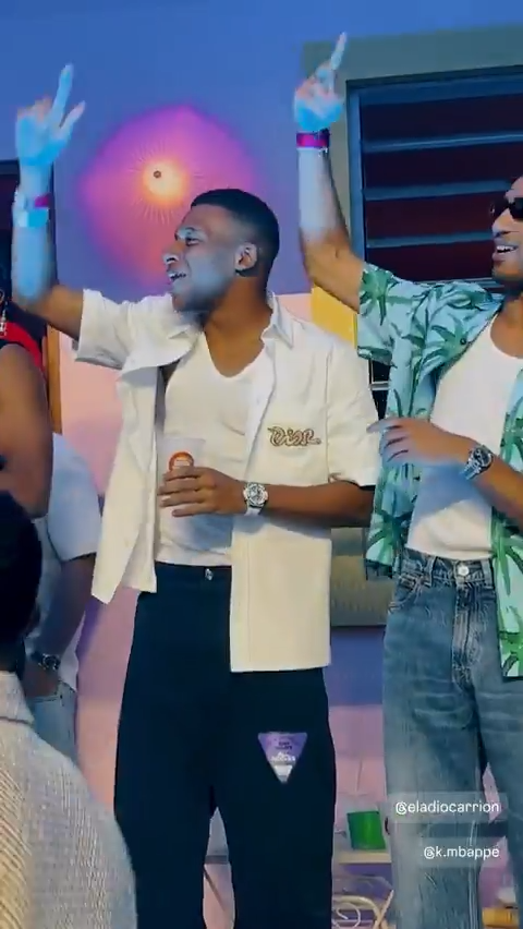 Mbappé e Hakimi no concerto de Bad Bunny