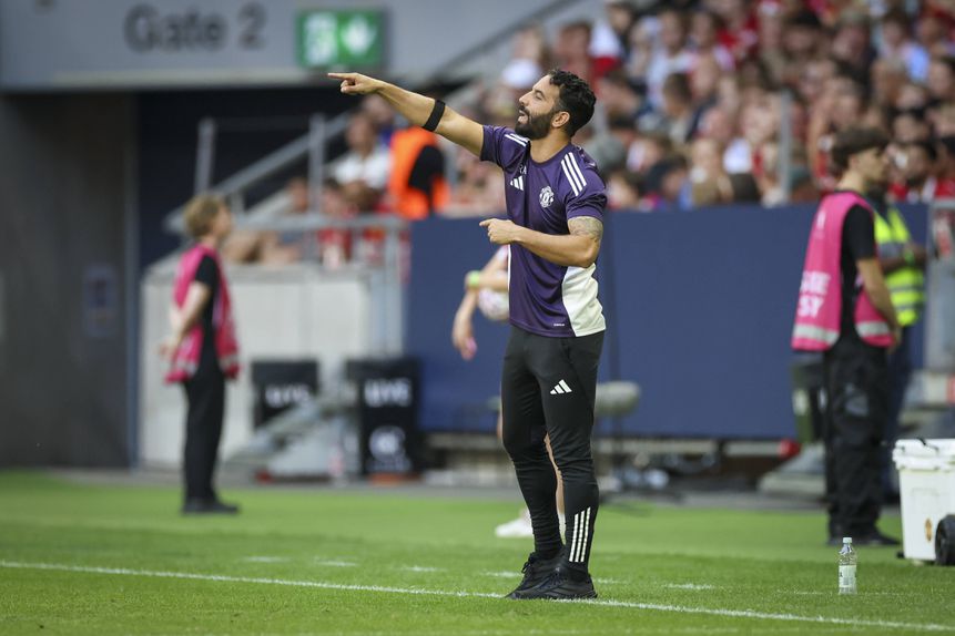 Ruben Amorim no banco do Man. United no jogo de pré-época frente ao Leeds United Foto: IMAGO