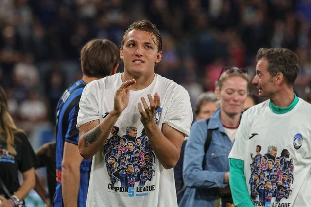 Mateo Retegui a celebrar o apuramento para a UEFA Champions League pela Atalanta