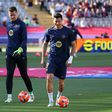 Lewandowski e Szczesny no aquecimento do Barcelona