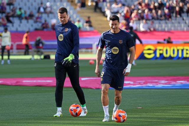Lewandowski e Szczesny no aquecimento do Barcelona