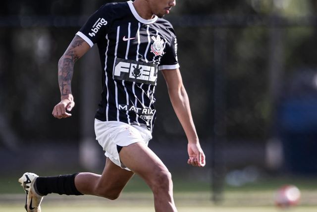 Rafael Venâncio, jogador do Corinthians, perto do Famalicão Foto: Instagram Rafael Venâncio