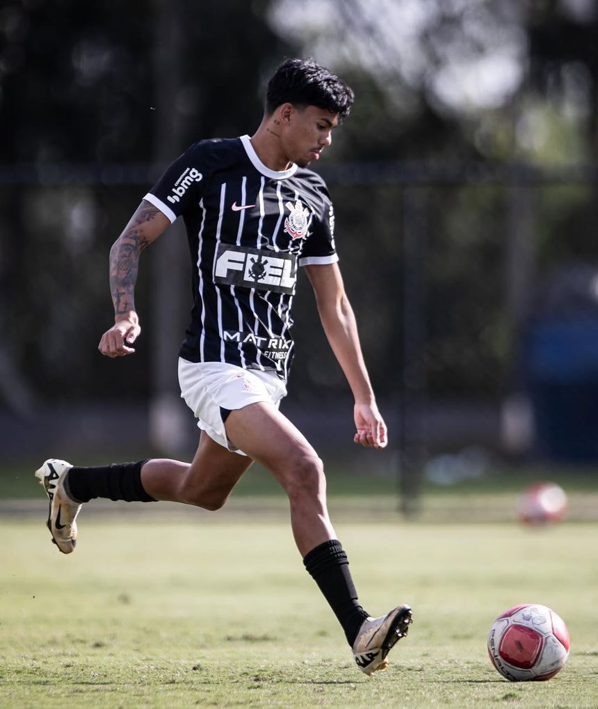Rafael Venâncio, jogador do Corinthians, perto do Famalicão Foto: Instagram Rafael Venâncio