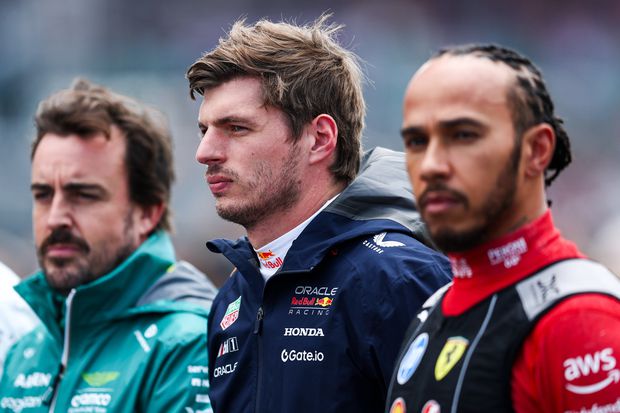 Max Verstappen ao lado de Lewis Hamilton e Fernando Alonso