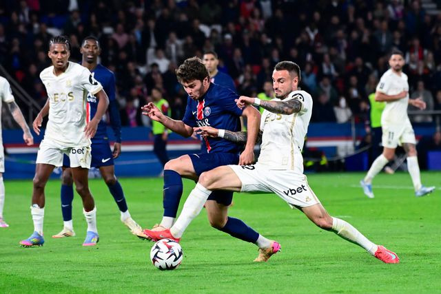 Jonathan Clauss, lateral/ala direito do Nice, num duelo com João Neves no Parque dos Príncipes