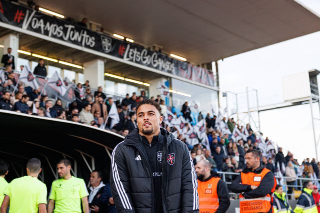 Lyon ofereceu três milhões por Kluivert, Casa Pia não cede