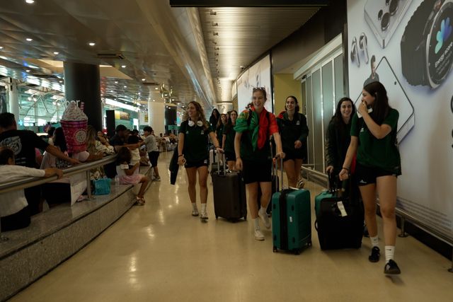 Seleção recebida em festa depois de fazer história no Mundial