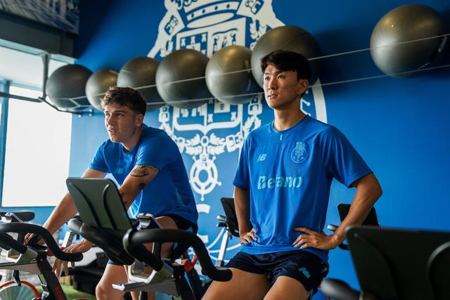 Inbeom Hwang realiza exercícios no centro de treinos - Foto: FC Porto