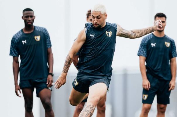Óscar Aranda trabalha sem limitações na pré-temporada do Famalicão e prepara-se para ser... reforço — Foto: Famalicão