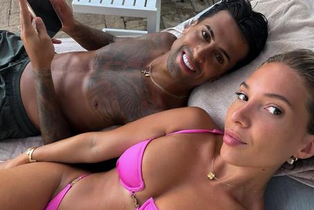 Daniela Machado, mulher de Cancelo, na Costa Esmeralda em Itália (Foto: Daniela Machado/Instagram)