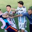 Leandro Paredes agrediu Gavi (Foto: EPA/RONALD WITTEK)