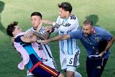 Leandro Paredes agrediu Gavi (Foto: EPA/RONALD WITTEK)