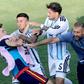 Leandro Paredes agrediu Gavi (Foto: EPA/RONALD WITTEK)