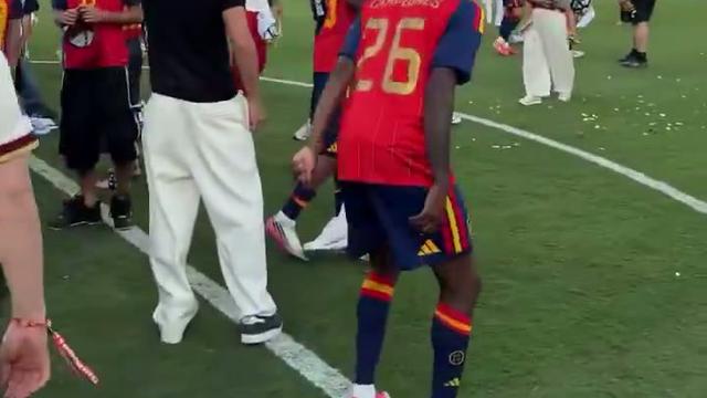 Olha quem é ele! Samu festeja com Yamal e Nico a conquista do Mundial