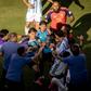 Gavi a ser agredido por Paredes após o apito final