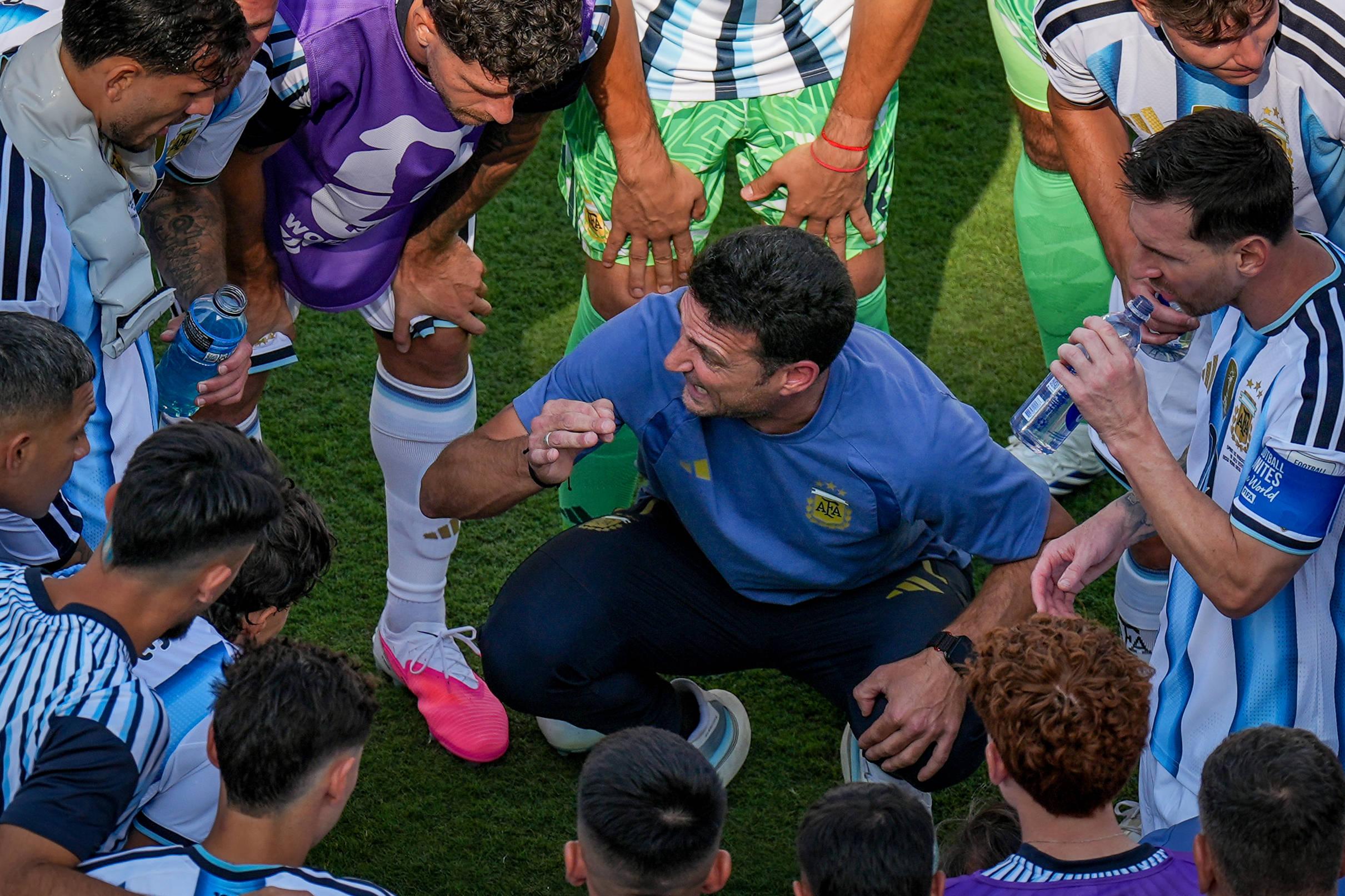 Lionel Scaloni a falar com os jogadores durante a final do Mundial 2026