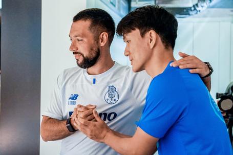 Inbeom cumprimenta Farioli - Foto: FC Porto