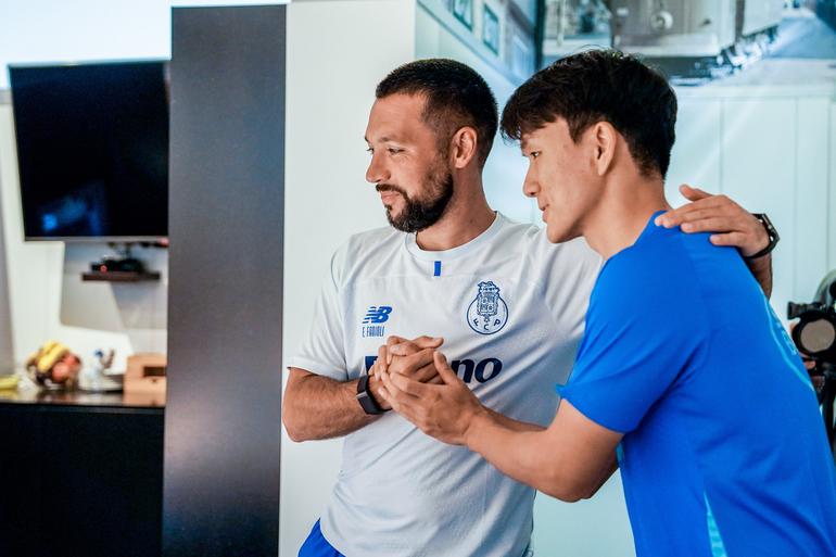 Inbeom cumprimenta Farioli - Foto: FC Porto