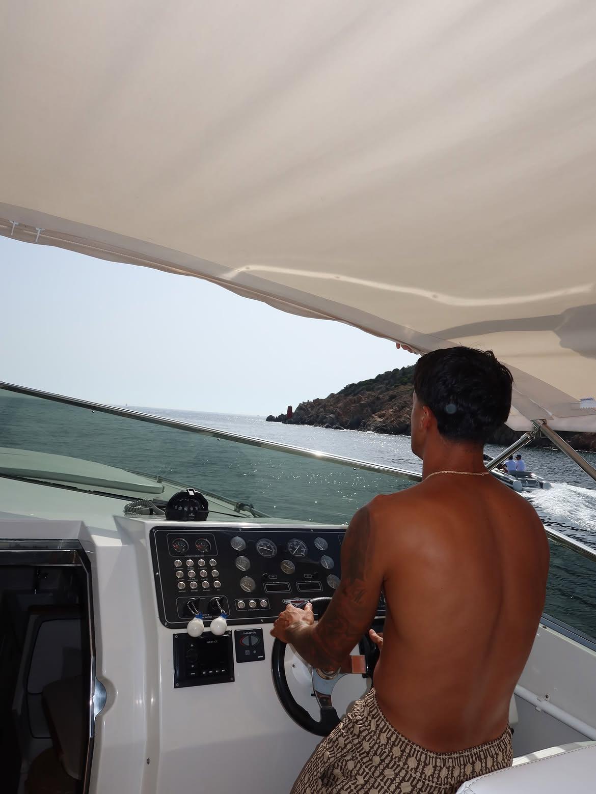 João Cancelo ao leme de um barco (Foto: Daniela Machado/Instagram)