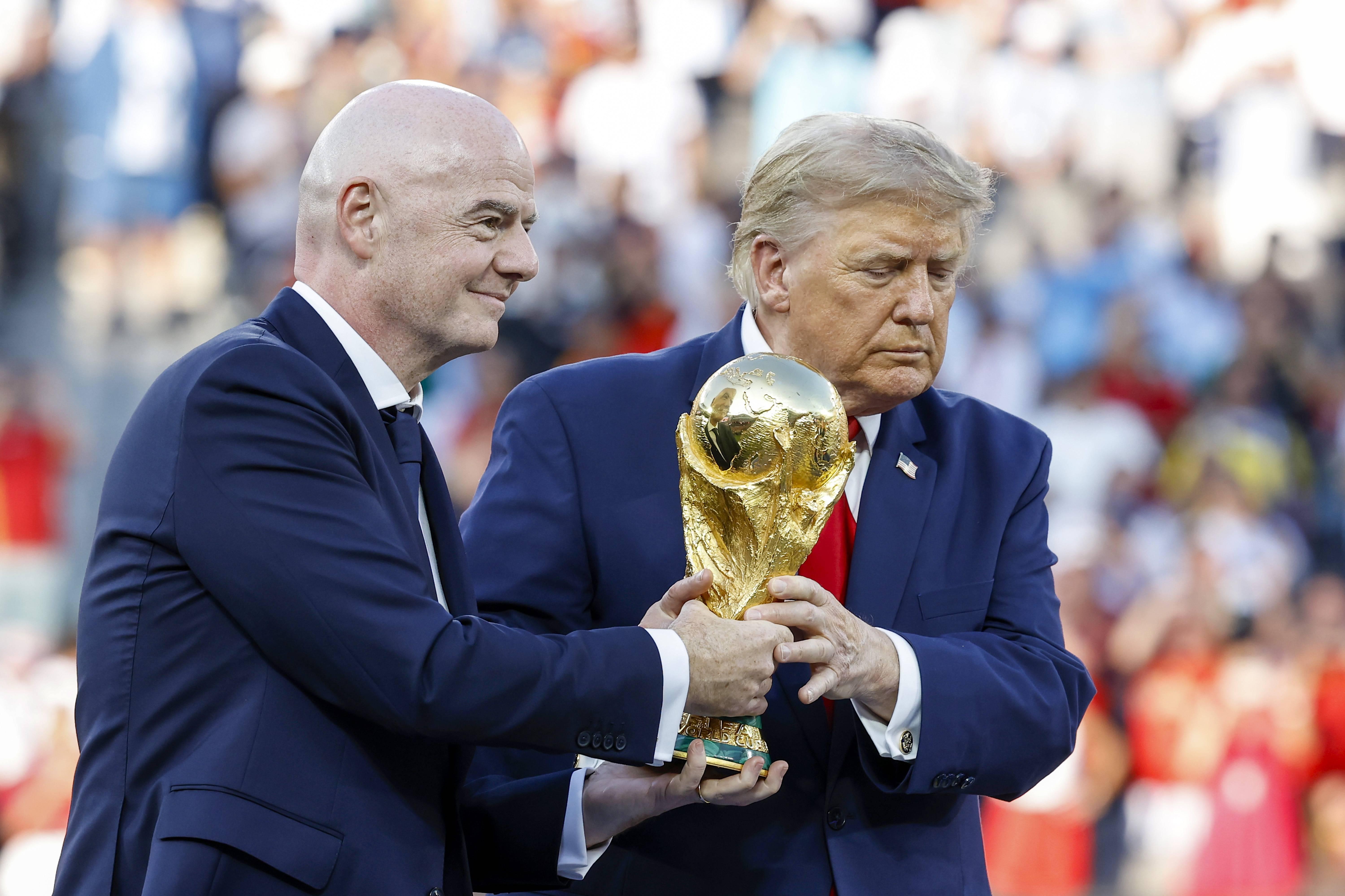 Gianni Infantino, presidente da FIFA, e Donald Trump, presidente dos EUA, com o troféu do Mundial 2026