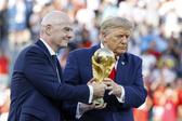 Gianni Infantino, presidente da FIFA, e Donald Trump, presidente dos EUA, com o troféu do Mundial 2026