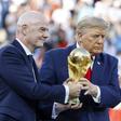 Gianni Infantino, presidente da FIFA, e Donald Trump, presidente dos EUA, com o troféu do Mundial 2026