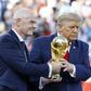 Gianni Infantino, presidente da FIFA, e Donald Trump, presidente dos EUA, com o troféu do Mundial 2026
