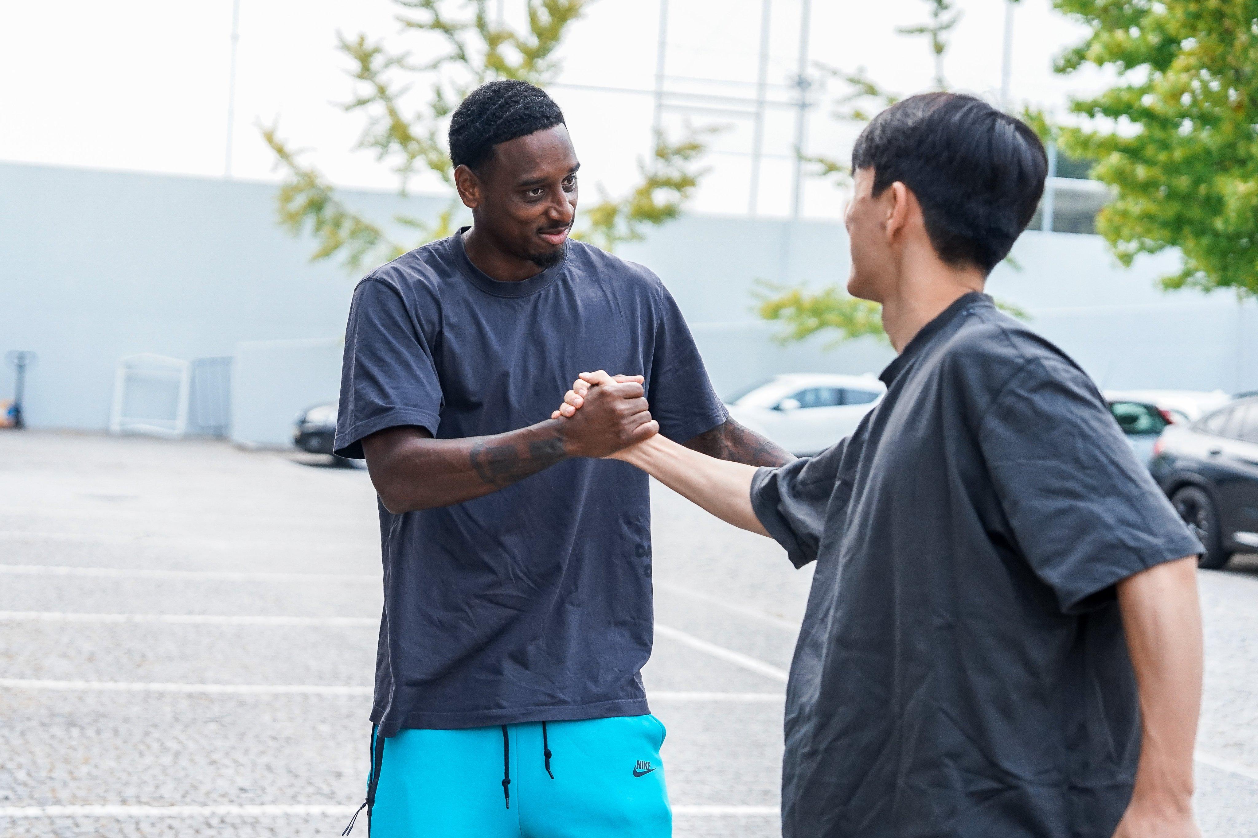 Inbeom cumprimenta Pablo Rosario  - Foto: FC Porto