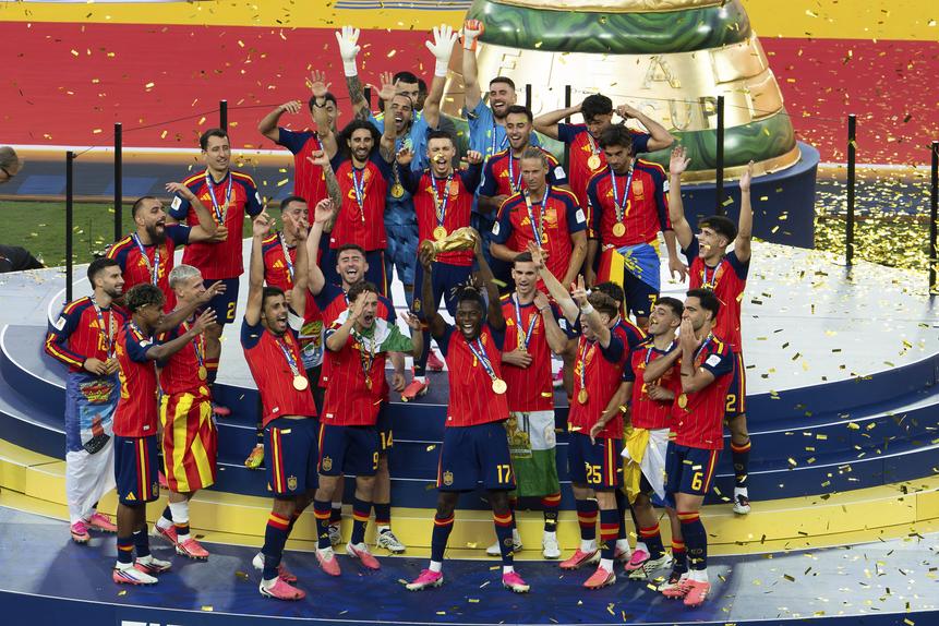 Seleção espanhola celebra a conquista do Mundial de 2026 após a final com a Argentina - Foto: Imago