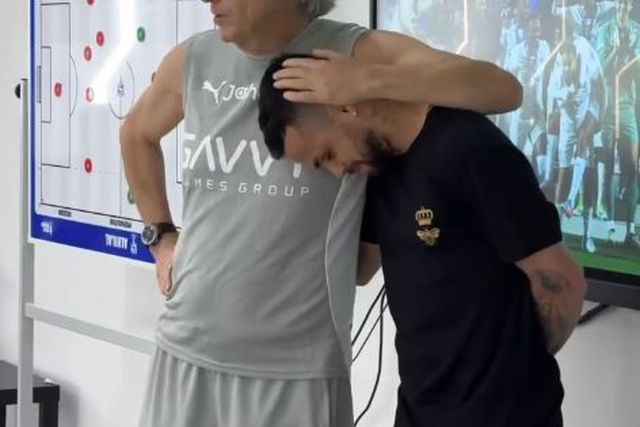 Al Hilal: Carinho de Jesus no adeus a Michael (vídeo)