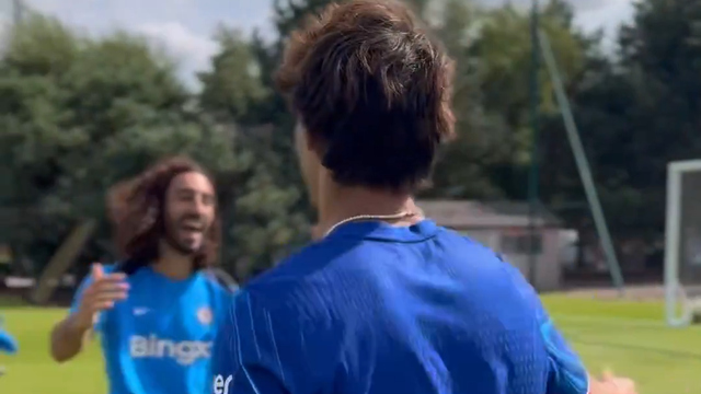 João Félix foi recebido assim por Cucurella