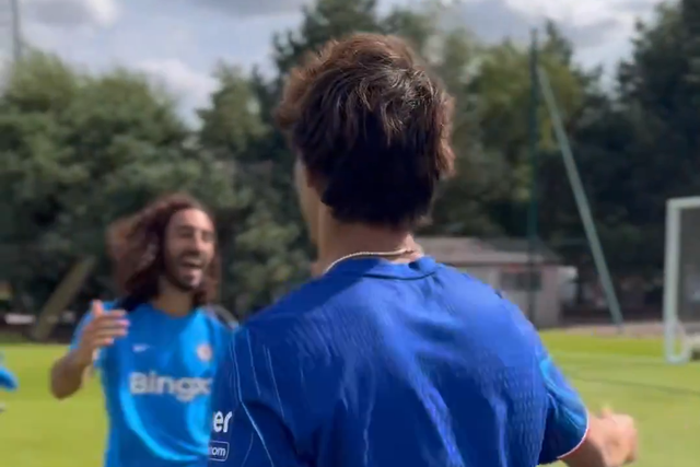 João Félix foi recebido assim por Cucurella