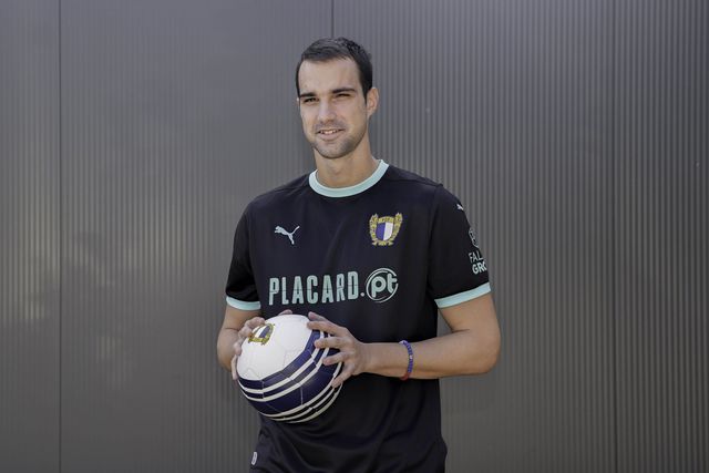 Oficial: Lazar Carevic é reforço do Famalicão