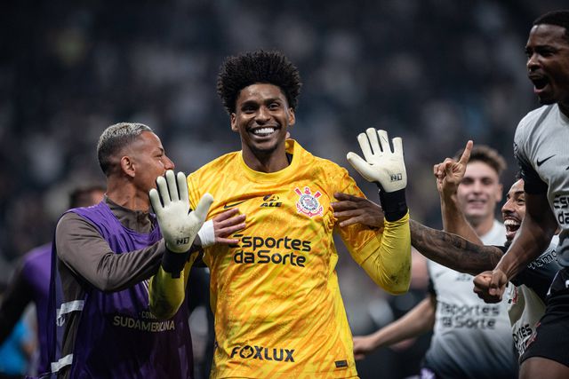 Hugo Souza: Chaves, Glória a Deus e um viva ao 'Neneca'