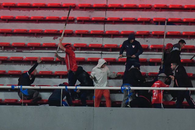 Fotos e vídeo: pancadaria grave, jogo interrompido e centenas de detidos na Argentina