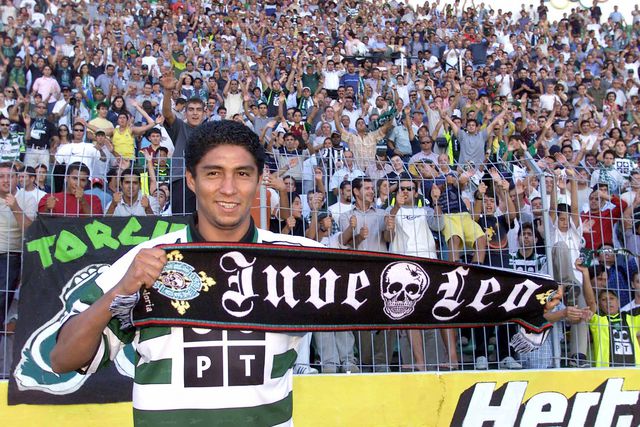 Mário Jardel na apresentação como jogador do Sporting, o que aconteceu a 31 de agosto de 2001. Na imagem, o avançado brasileiro segura um cachecol da Juventude Leonina, uma das claques leoninas, com a insctição: »Juve Leo»