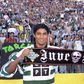 Mário Jardel na apresentação como jogador do Sporting, o que aconteceu a 31 de agosto de 2001. Na imagem, o avançado brasileiro segura um cachecol da Juventude Leonina, uma das claques leoninas, com a insctição: »Juve Leo»