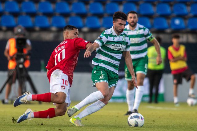 Britânicos deram a volta ao texto e saíram dos Açores em vantagem na eliminatória (Foto: Eduardo Costa/LUSA)