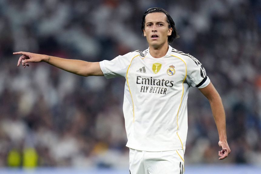 Álvaro Carreras na estreia oficial pelo Real Madrid, frente ao Osasuna