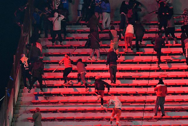 Cenas lamentáveis de violência levaram ao cancelamento do jogo (IMAGO)