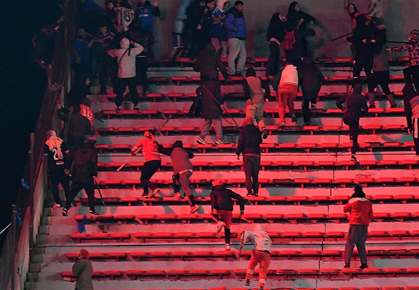 Cenas lamentáveis de violência levaram ao cancelamento do jogo (IMAGO)