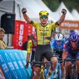 Rui Oliveira desce para a beira do pódio no Renewi Tour