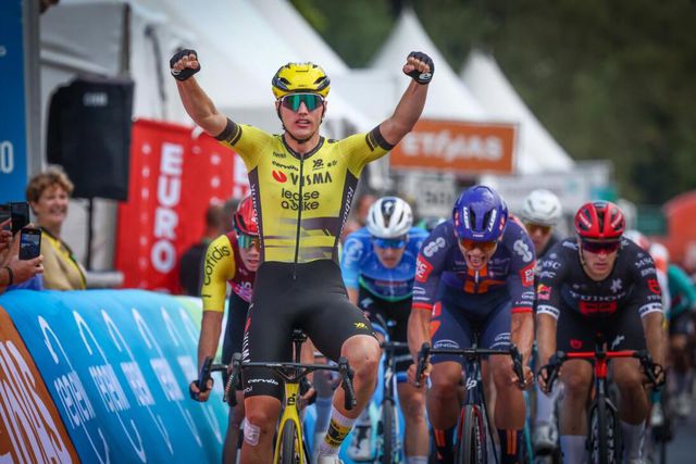 Rui Oliveira desce para a beira do pódio no Renewi Tour