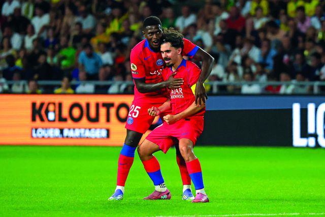 Nuno Mendes festeja com Vitinha o golo da vitória do PSG em Nantes na jornada inaugural da Ligue 1. O primeiro fez a assistência para o segundo dar os três pontos aos parisienses